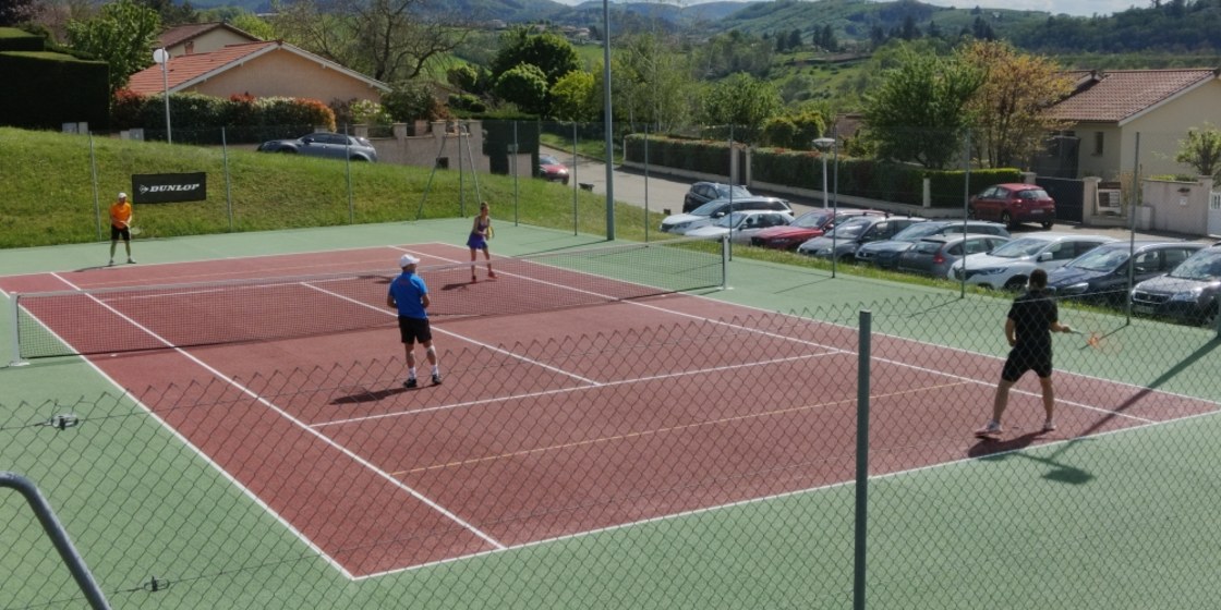 Court n°2 du TCSM avec vue sur les collines et le village de Sourcieux-les-Mines