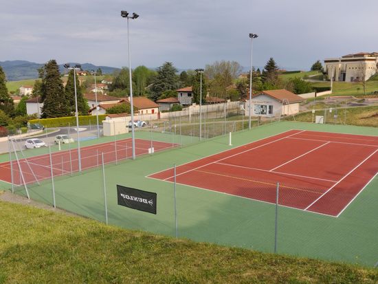 Vue panoramique des deux courts du TCSM avec les collines du Lyonnais en arrière-plan
